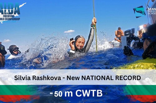 Силвия Рашкова пред микрофона на Радио FM+