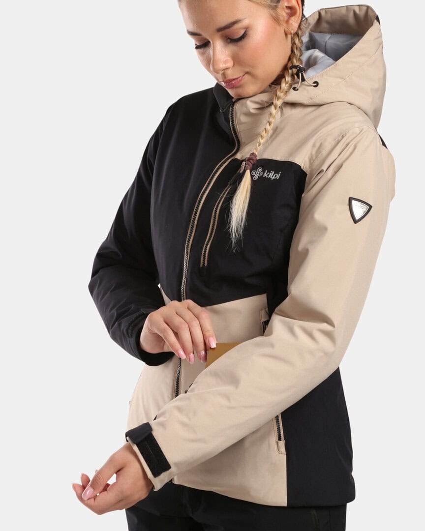 Изображение на стилна зимна спортна екипировка за активен туризъм и outdoor часове.