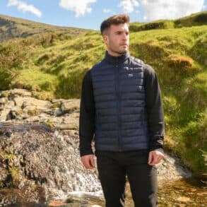Водоустойчиви мъжки спортни дрехи за outdoor активности.