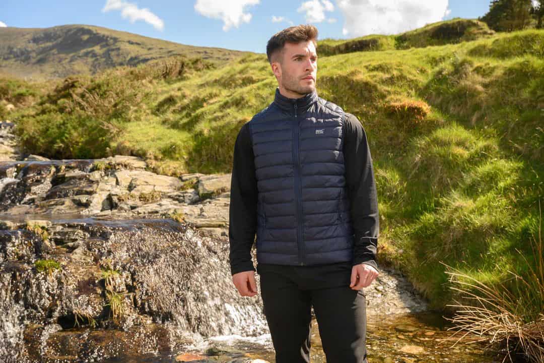 Водоустойчиви мъжки спортни дрехи за outdoor активности.