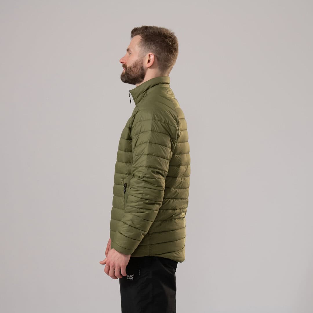 Човек носи зелено яке за спорт и outdoor.
