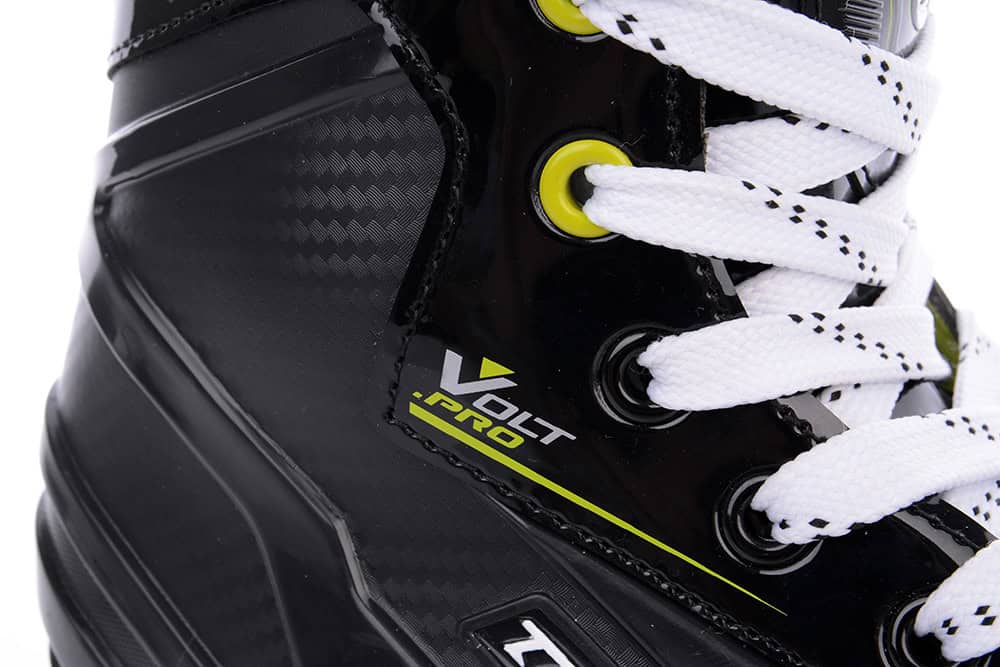 Високотехнологичен кънки Varrio Sport Pro с бял дизайн и жълти акценти за професионална спортна подготовка.