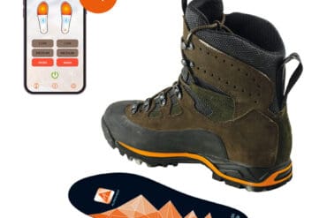 Обувка за outdoor спорт с интелигентна подметка и приложение за мониторинг.