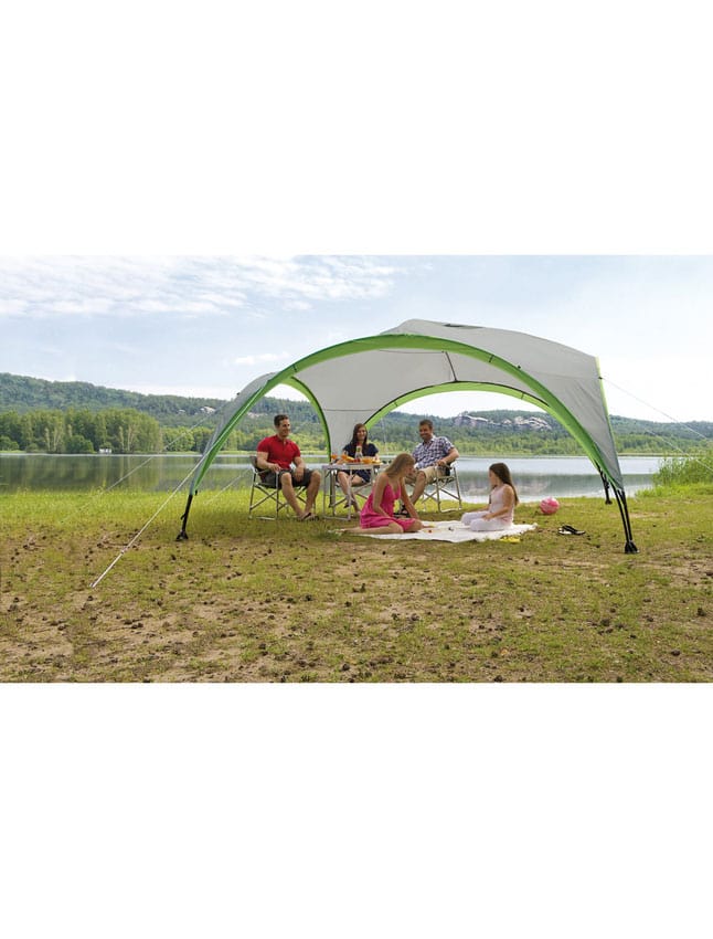 Палатка за къмпинг на открито с комфорт за семейна почивка край езеро. Идеална за летни приключения.