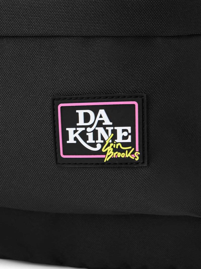 Тъмна спортна чанта с логото на DAKINE и името Grin Brooks.