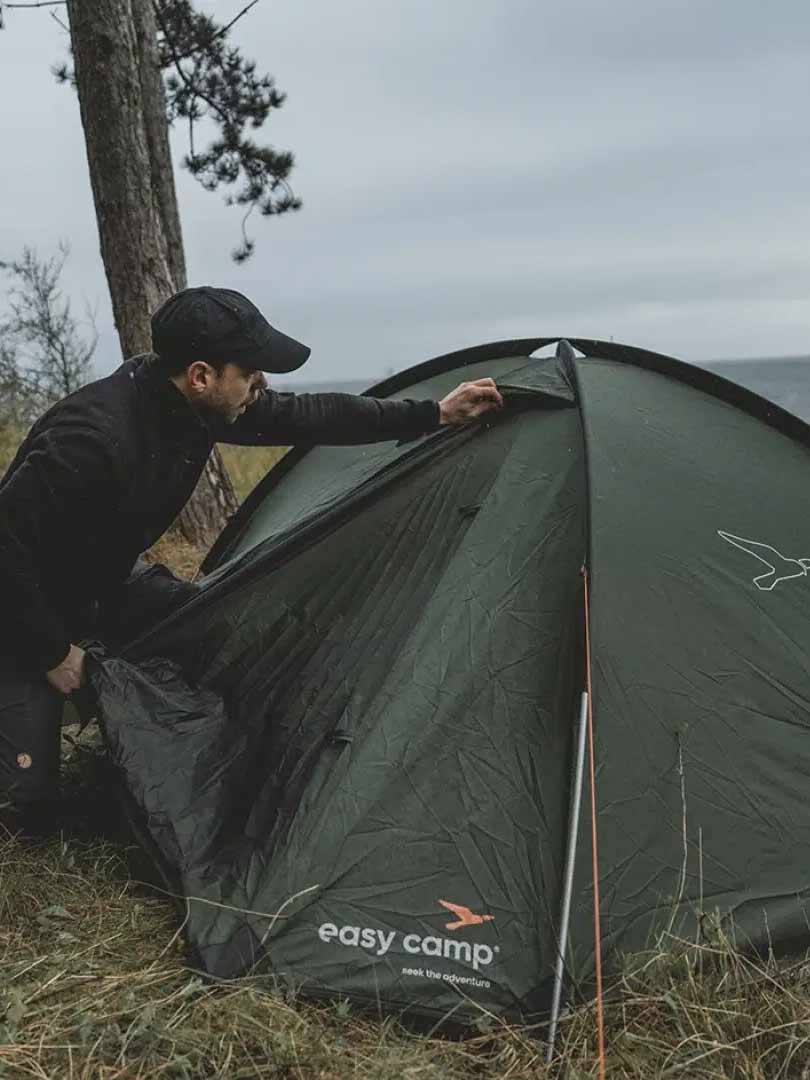 Клиент, сгъваема палатка за къмпинг, подходяща за приключения сред природата.