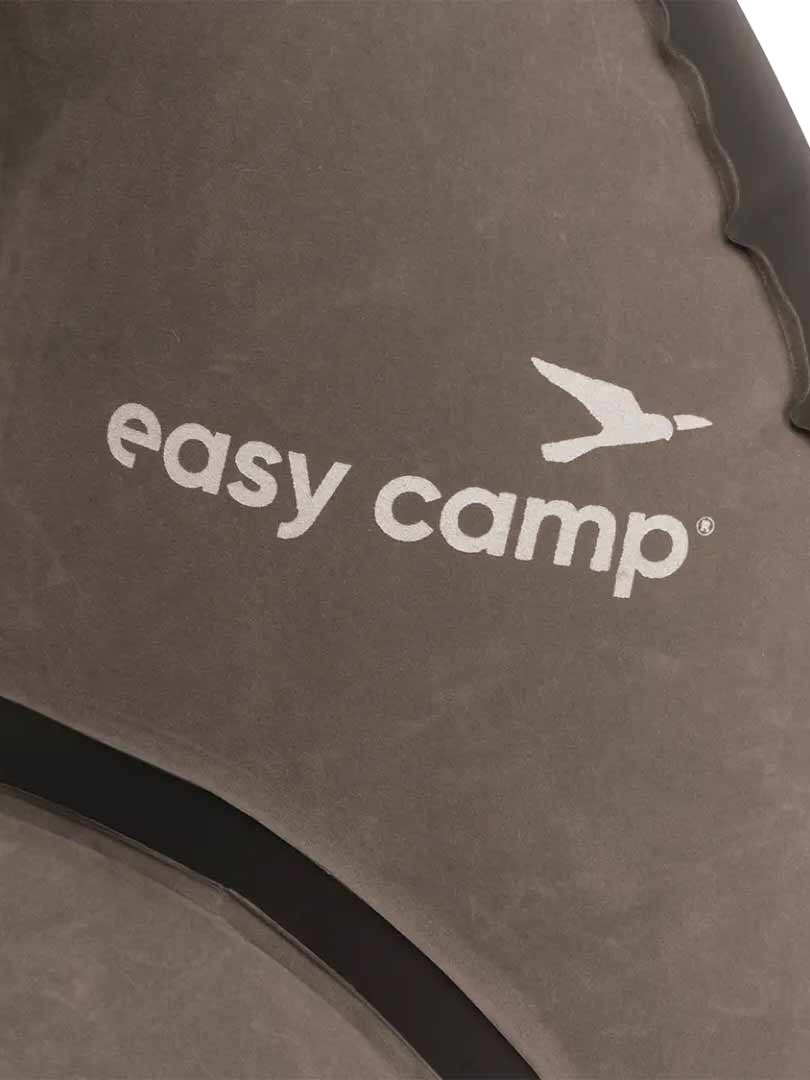 Лого на Easy Camp върху черен къмпинг матрак за къмпинг и outdoor активности.
