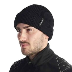 Мъж носи черна зимна шапка за спорт и outdoor активности.