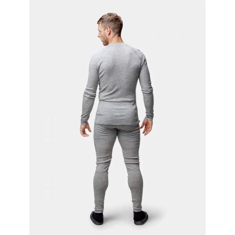 Мъж носи спортен екип от Varrio Sport, подходящ за тренировки и спортни активности.