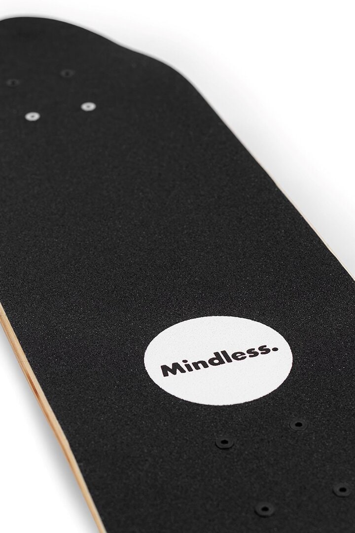 Планина за скейтборд с черна повърхност и надпис "Mindless" в бяло.