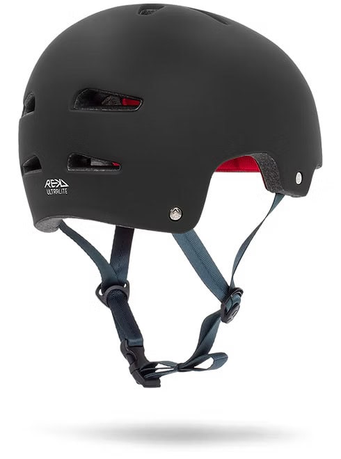 Черен велосипеден шлем Varrio Sport с вентилационни отвори и регулируема каишка.