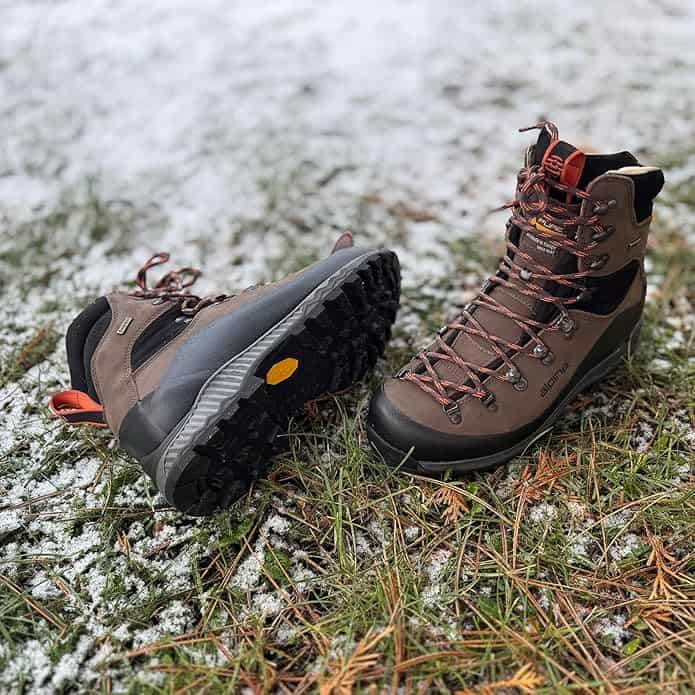 Обувки за планински преходи, подходящи за зимни условия и outdoor спортове.