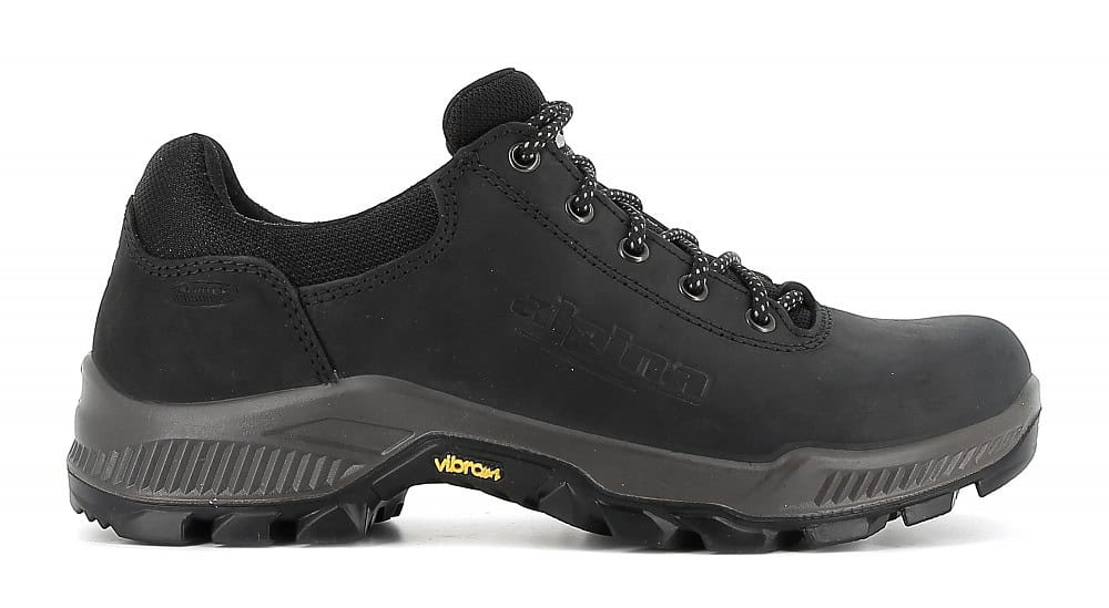 Черни туристически обувки Varrio Sport за outdoor приключения.