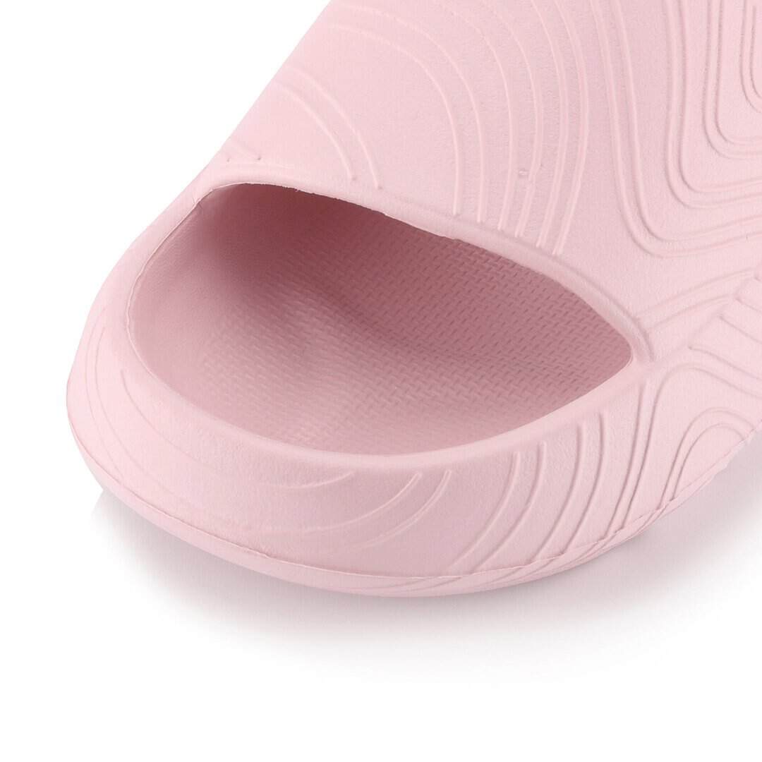 Връхна част на спортни обувки в светлор pink цвят, подходящи за тренировки и спортни активности.