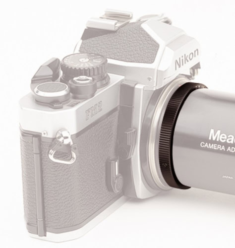Фотоапарат Nikon с обектив за спортни снимки.