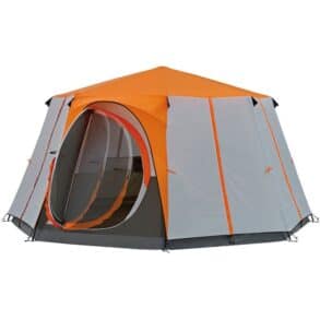 Тента за къмпинг с оранжев и сив дизайн, подходяща за outdoor приключения и къмпинг. Лека и лесна за.