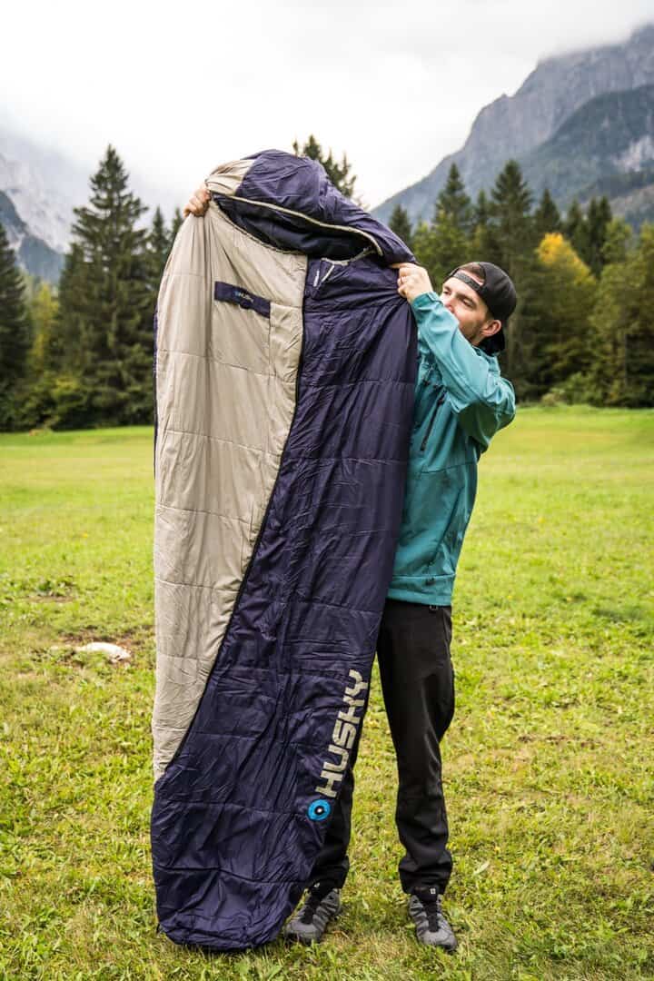 Спален чувал за къмпинг, подходящ за outdoor активности и планински пътувания.