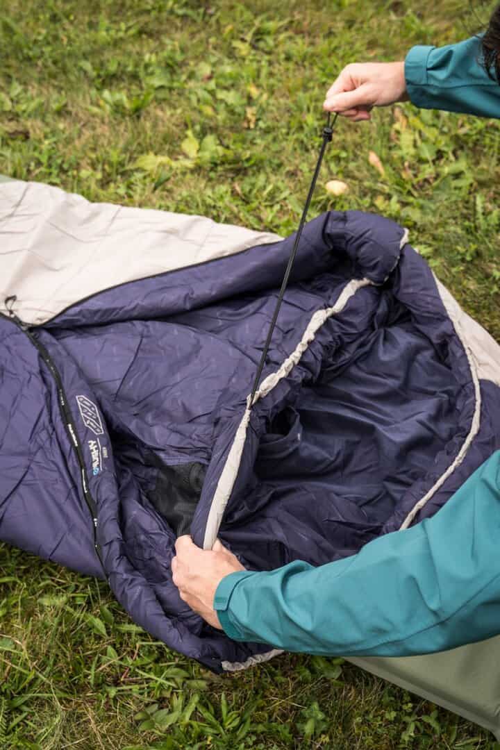 Спален чувал за къмпинг, подходящ за outdoor и туристически пътувания. Лек и топъл, идеален за всяка.