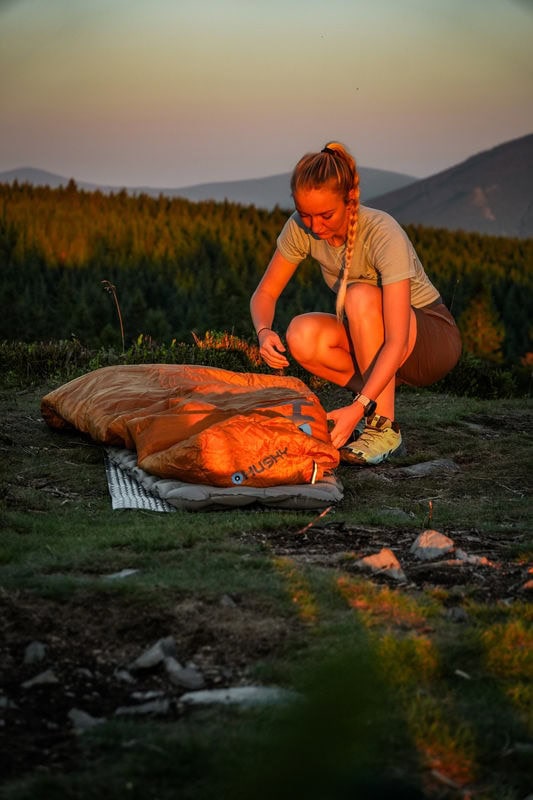 Спортна екипировка за къмпинг, outdoor и приключенски спортове, подходяща за активен начин на живот.