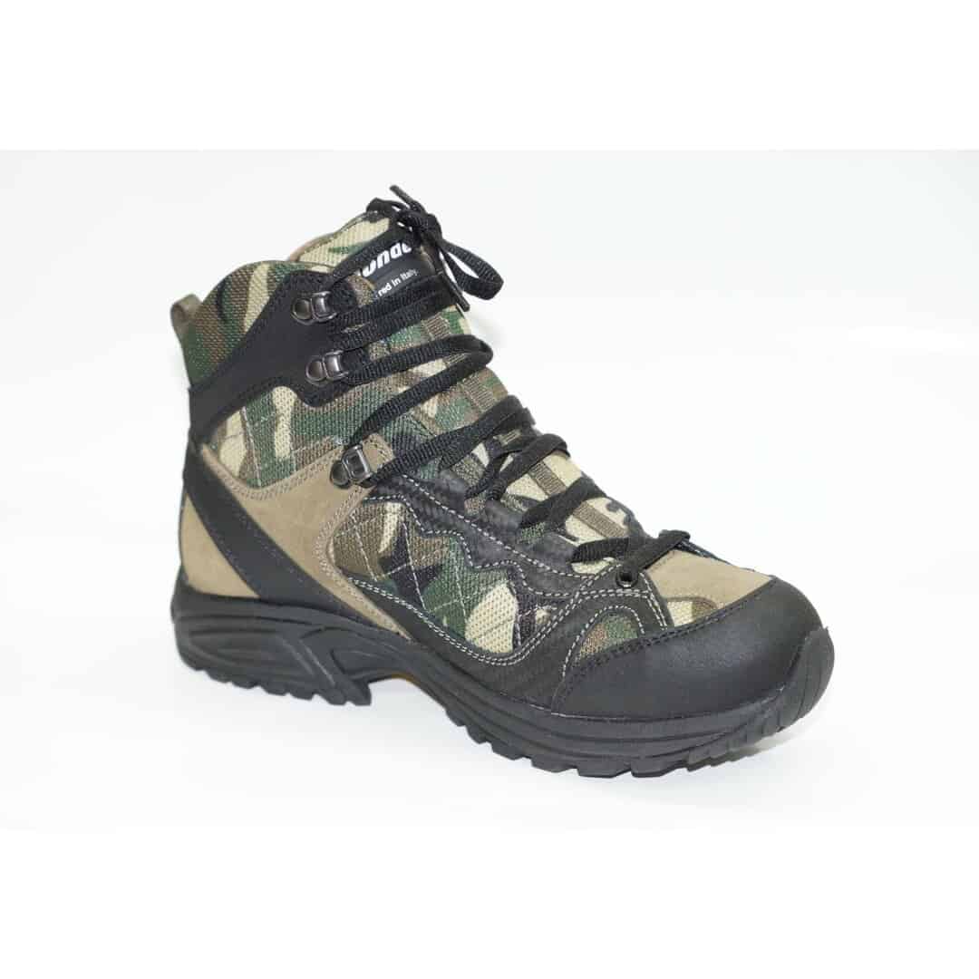 Обувка за outdoor спорт и туризъм, подходяща за тежки условия и планински преходи.