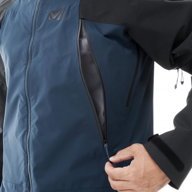 Мъж носи водоустойчива спортна яке Varrio Sport за активен спорт и outdoor дейности.