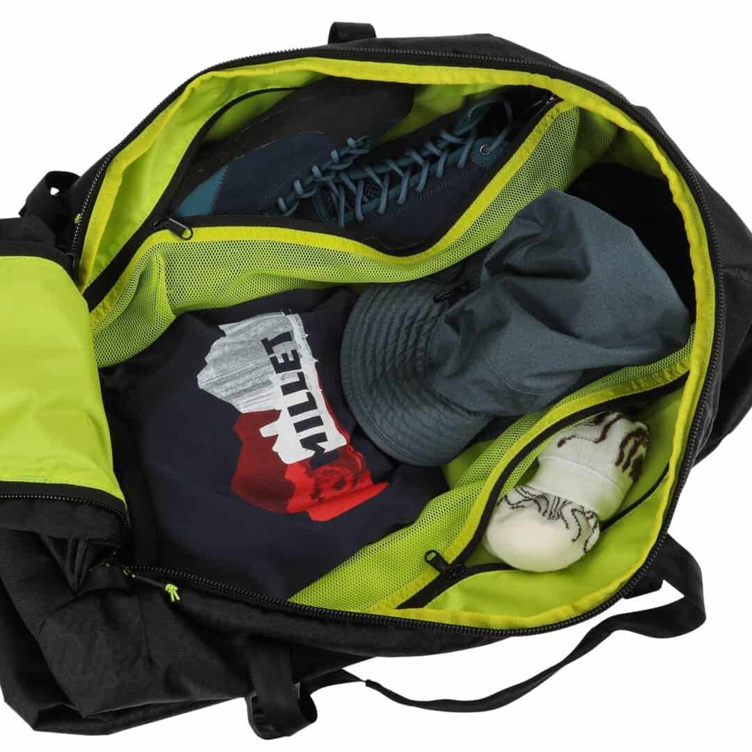 Спортна раница с обувки, шапка и спортна екипировка за тренировки.