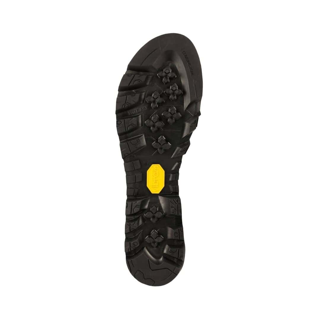 Черна туристическа обувка с гумена подметка и амортисьорна технология.