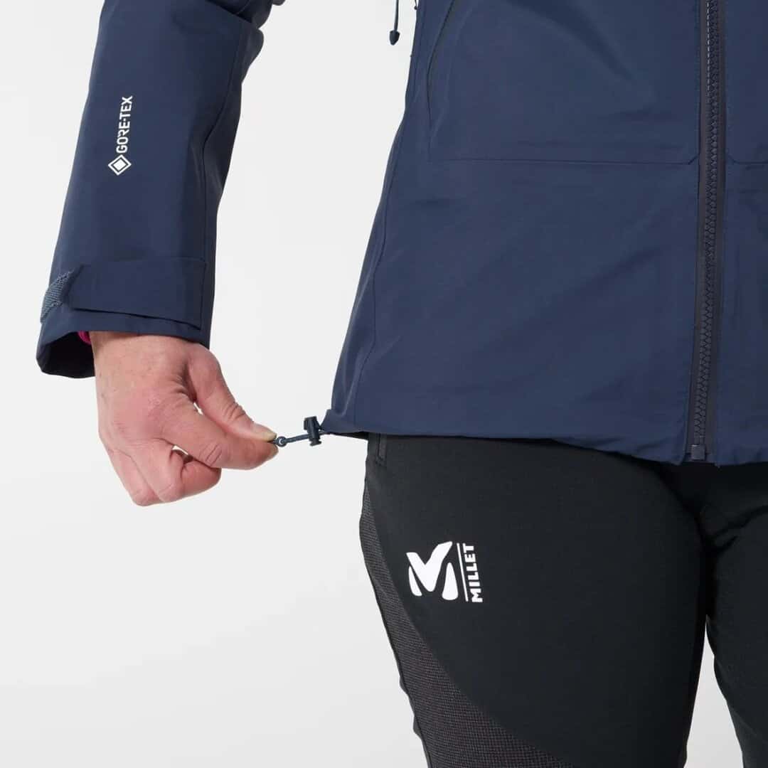 Мъжко яке с GORE-TEX за водоустойчивост и дишане.