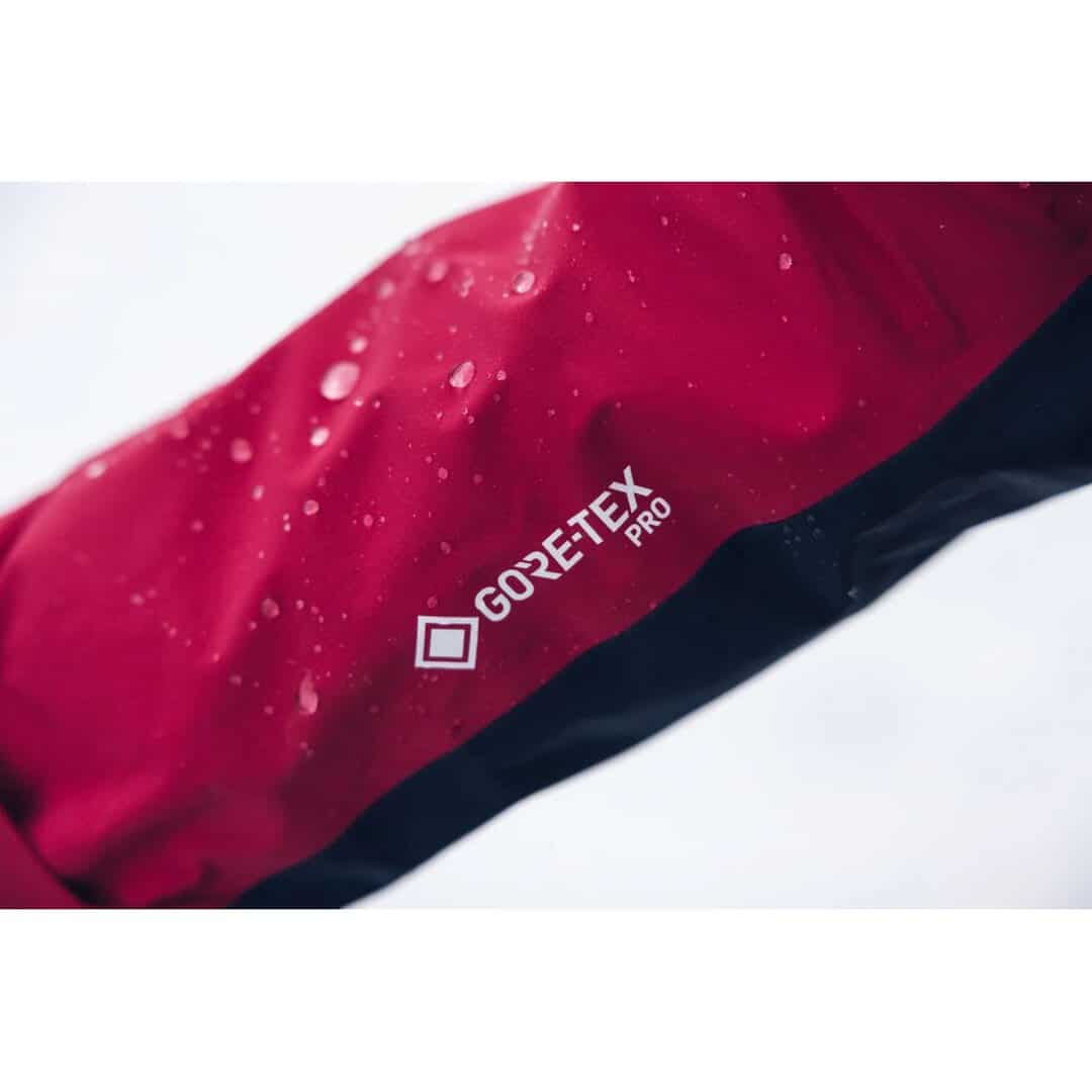 Водоустойчива връхна дреха с GORE-TEX PRO технология за защита от влага.