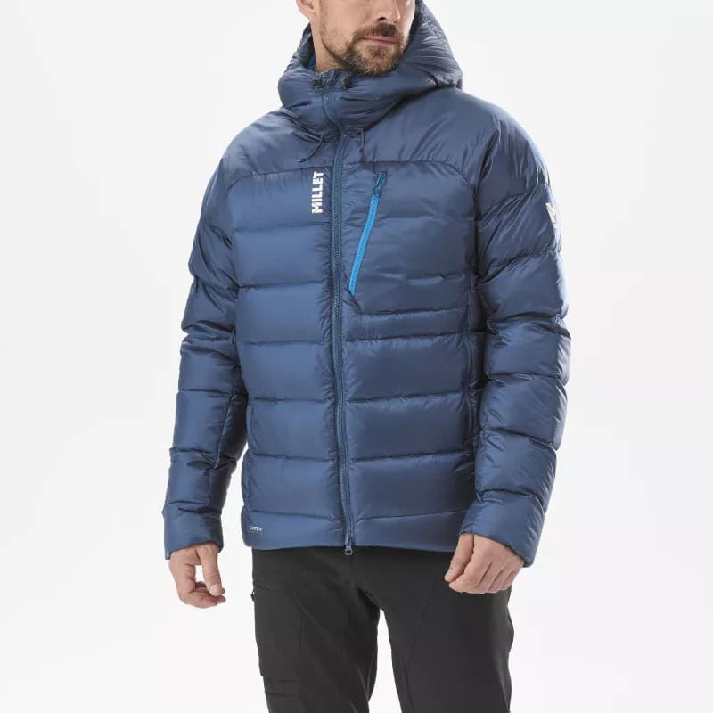 Мъжко пухено яке Millet в син цвят, подходящо за зимни спортове и outdoor активности.