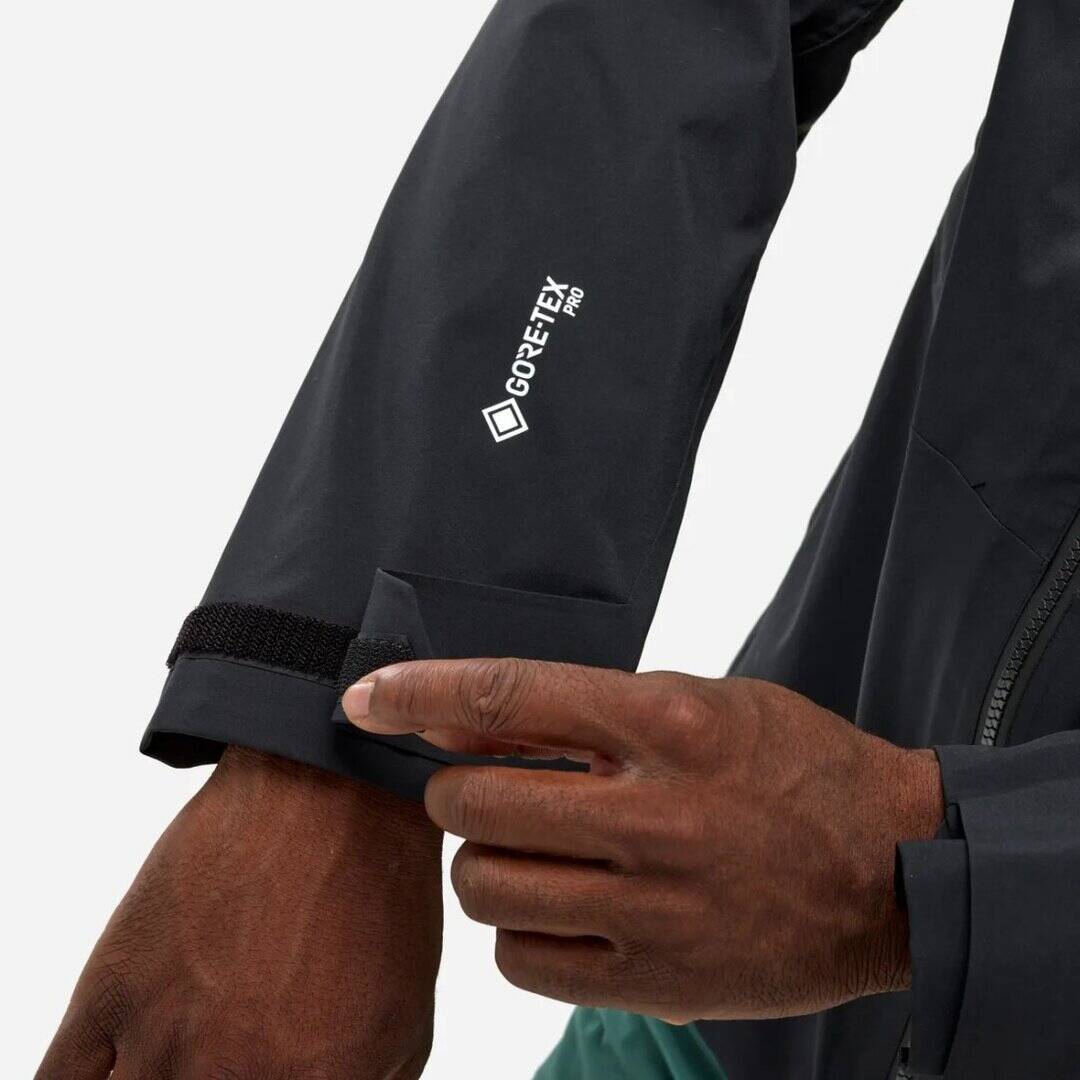 Връхна дреха с Gore-Tex за водоустойчивост и дишане.