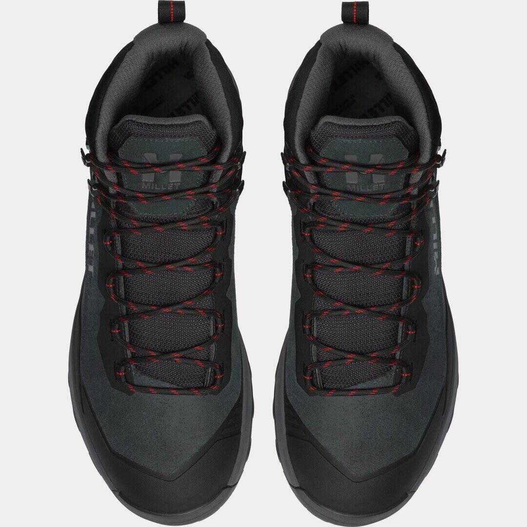 Обувки за бягане и спорт с черен дизайн и червени акценти.