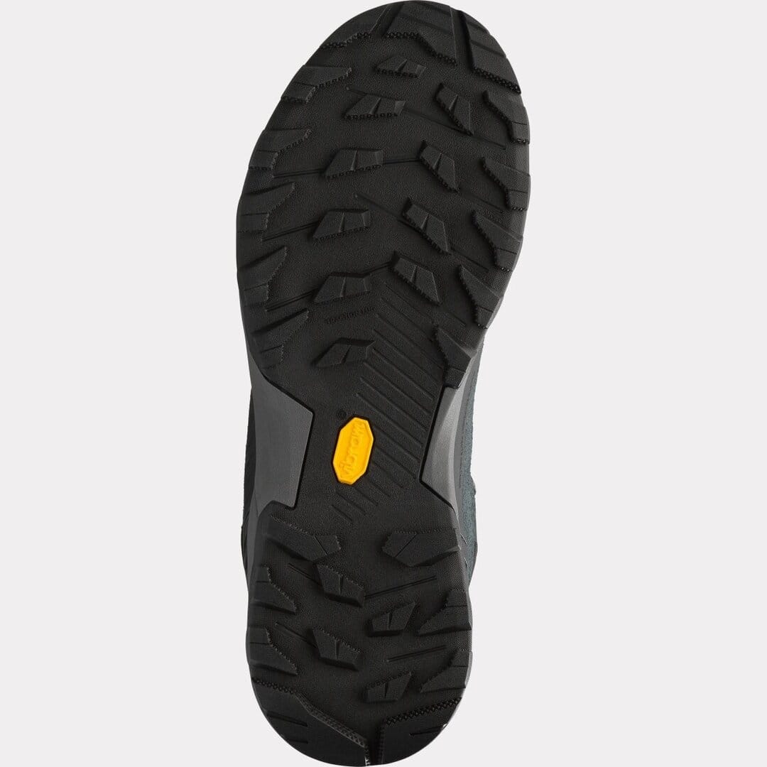 Обувка с здрави гумени подметки за спорт и outdoor активности.