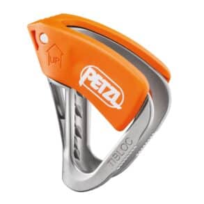 Планински карабинер PETZL с оранжев капак и метална конструкция за катерене.