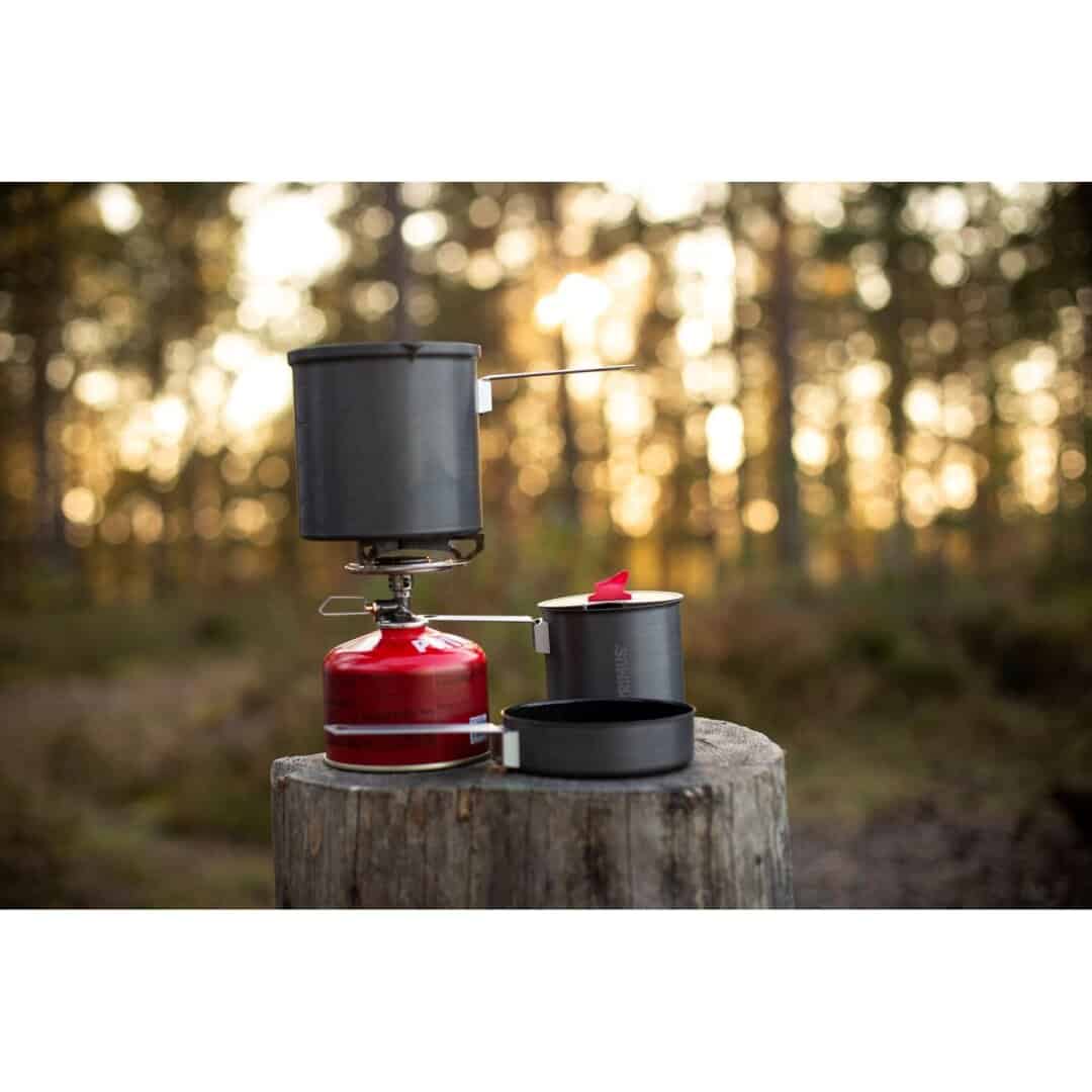 Горелка за къмпинг с тенджера и тиган, подходяща за къмпинг и outdoor готвене.