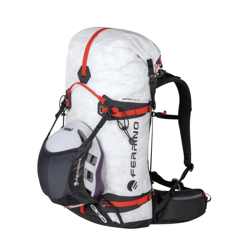 Раница за планинско катерене с водоустойчива защита и комфортна система за носене.