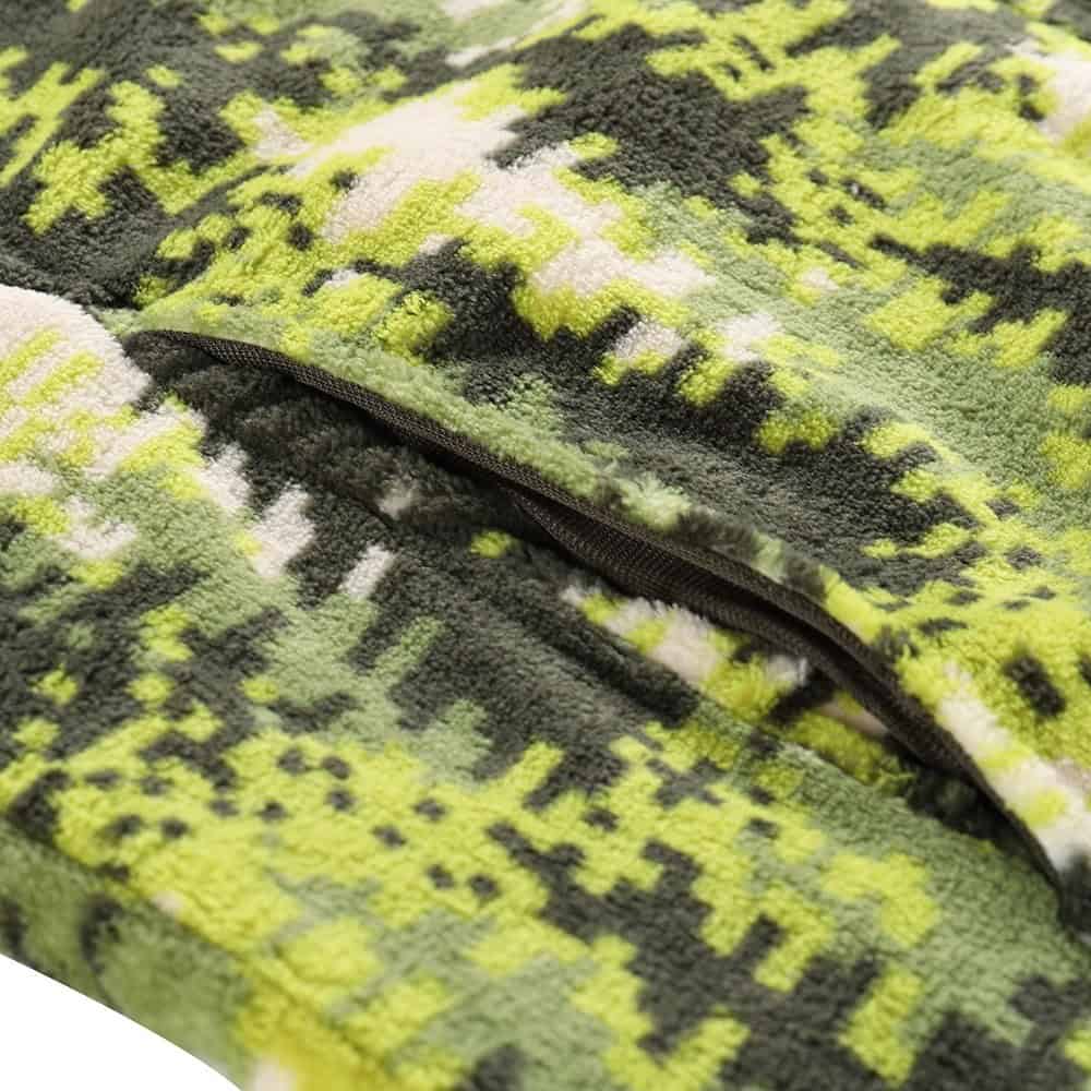 Спортен суитшърт с камуфлажен принт в ярки зелени и черни нюанси, подходящ за активен начин на живот.