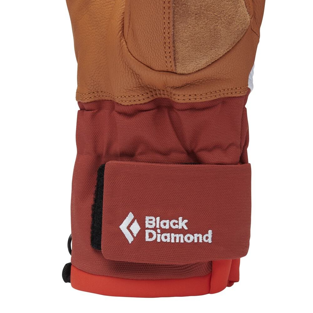 Раница Black Diamond за катерене, издръжлива и удобна за спор.