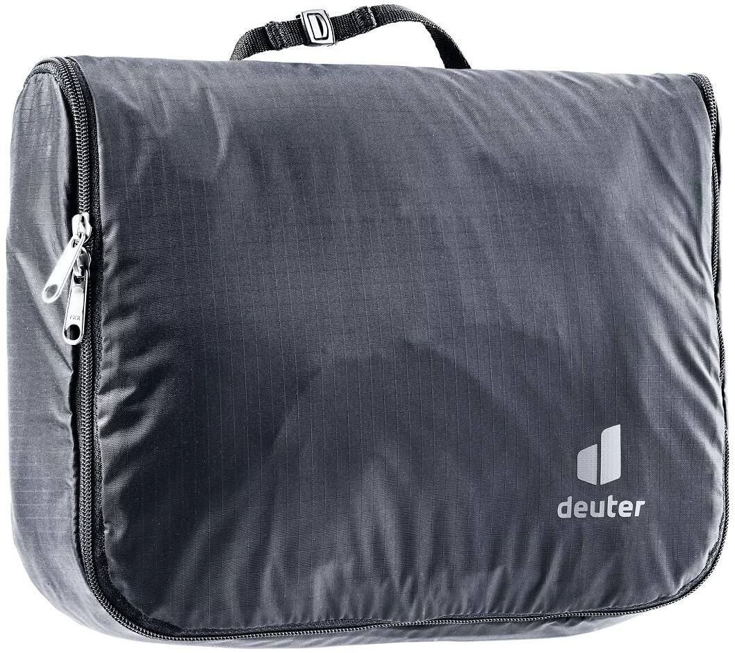 Черна спортна чанта Deuter с цип и дръжка за носене.