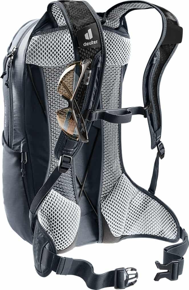 Велосипеден раница Deuter с джаджи и мрежести джобове за комфорт.