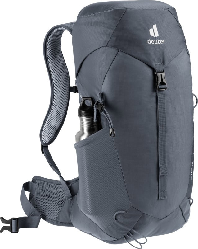 Върху спортен раница Deuter за активен спорт и пътувания.
