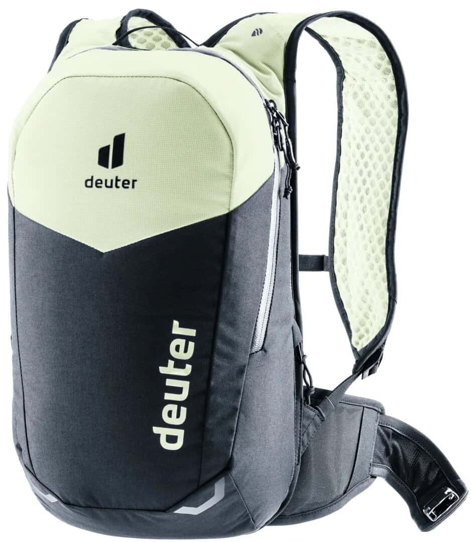 Лека раница Deuter за спорт и туризъм, подходяща за активе.