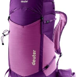 Спортна раница Deuter в лилаво, подходяща за туризъм и акт.