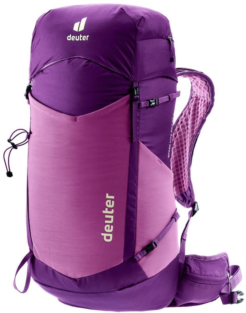 Спортна раница Deuter в лилаво, подходяща за туризъм и акт.