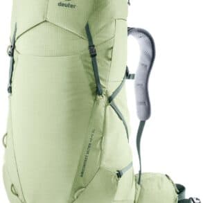 Лека туристическа раница Deuter за планински преходи и къмпинг.
