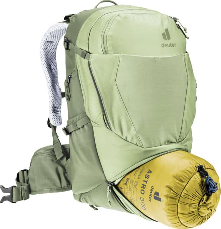 Зелена туристическа раница Deuter Astro 300 с допълнителен багажник.