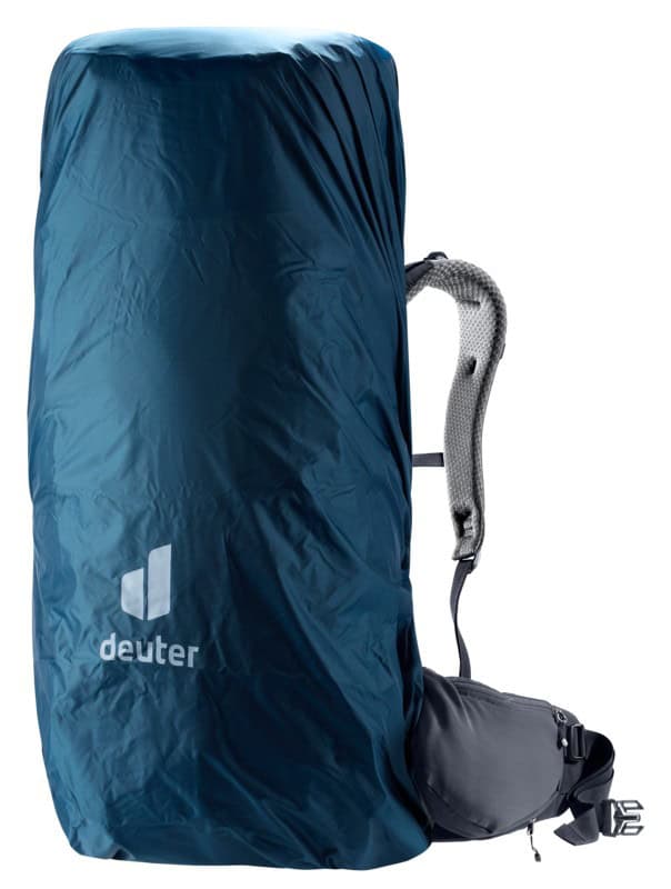 Детайл на водоустойчива спортна раница Deuter с калъф за дъжд.