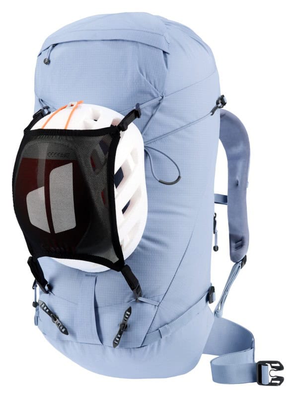 Велосипеден раница с каска за планински колоездене, спортна екипировка, outdoor gear.