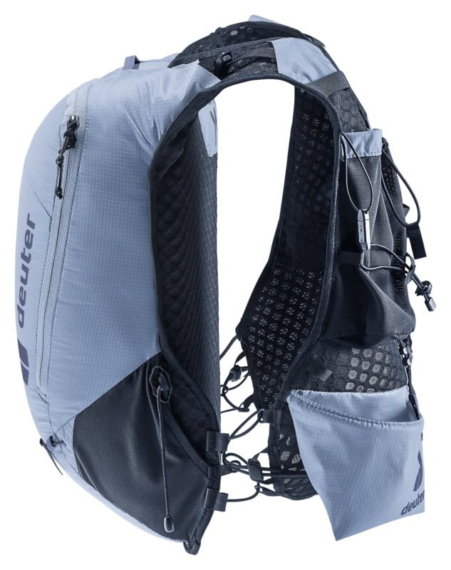 Лека и здрава велосипедна раница Deuter с множество джобо.