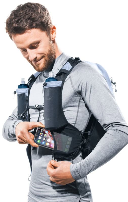 Спортен мъж с раница и смартфон, готов за активен външе.